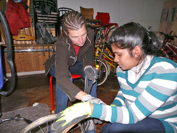 Frauen reparieren selbst